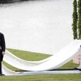 La princesse Victoria de Suède portait une robe de mariée signée Pär Engsheden lors de son mariage avec Daniel Westling le 19 juin 2010 à Stockholm. Mais c'est Valentino qui réalisera celle du mariage de sa soeur Madeleine le 8 juin 2013.