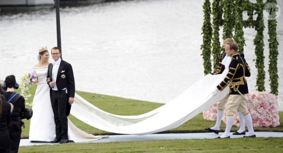 La princesse Victoria de Suède portait une robe de mariée signée Pär Engsheden lors de son mariage avec Daniel Westling le 19 juin 2010 à Stockholm. Mais c'est Valentino qui réalisera celle du mariage de sa soeur Madeleine le 8 juin 2013.