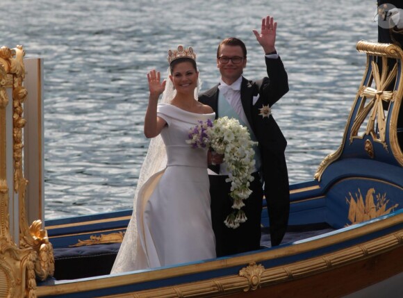 La princesse Victoria de Suède portait une robe de mariée signée Pär Engsheden lors de son mariage avec Daniel Westling le 19 juin 2010 à Stockholm. Mais c'est Valentino qui réalisera celle du mariage de sa soeur Madeleine le 8 juin 2013.