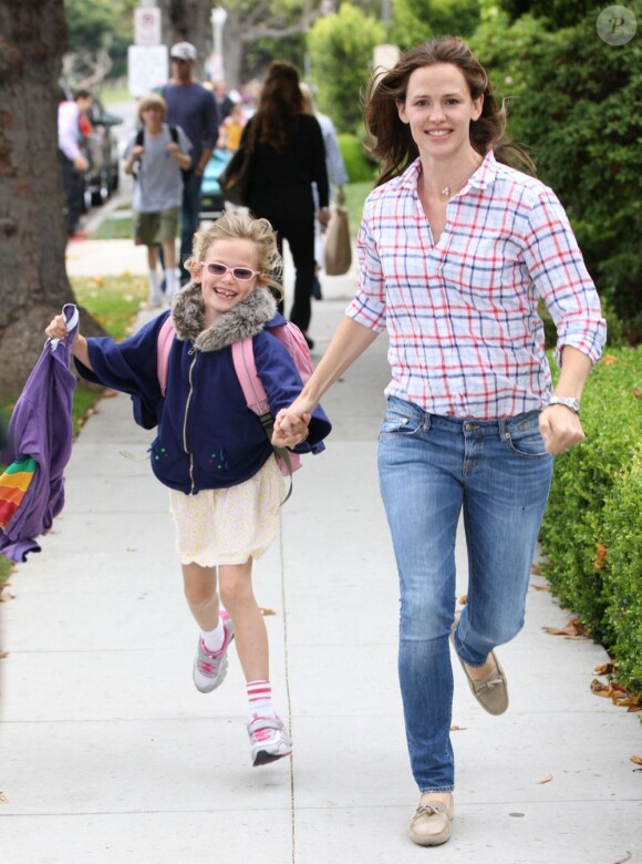 Jennifer Garner et sa fille Violet à la sortie de l'école à Santa Monica, le 7 juin 2013.