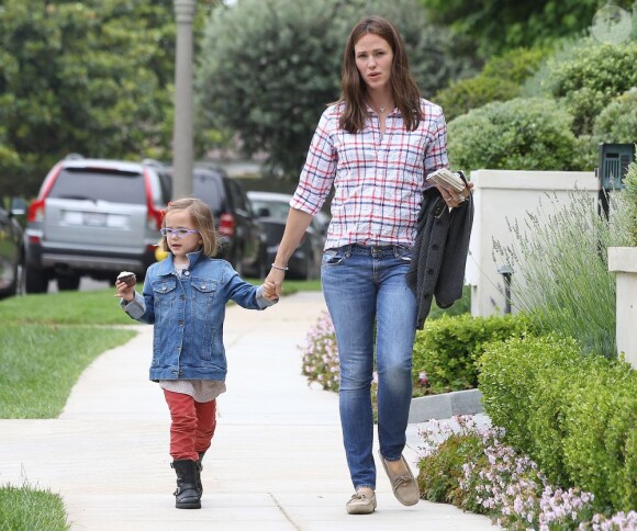 Jennifer Garner et sa fille Seraphina dans les rues de Pacific Palisades, le 7 juin 2013.