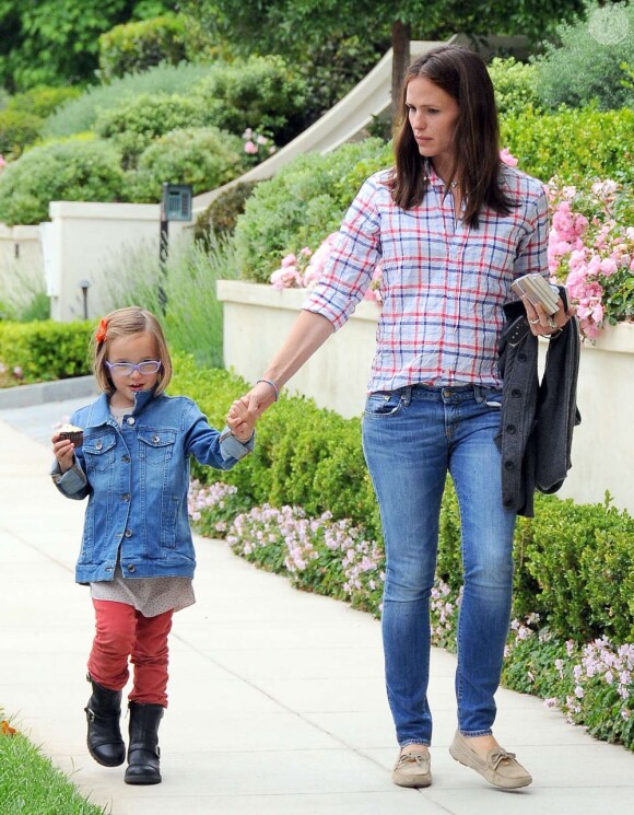 Jennifer Garner et sa fille Seraphina dans les rues de Pacific Palisades, le 7 juin 2013.