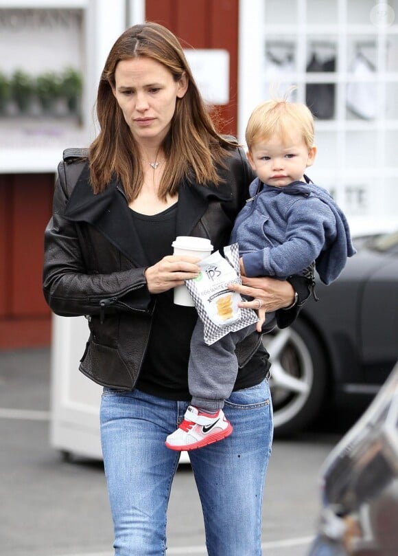 Jennifer Garner et son fils Samuel Affleck quittent le Brentwood Country Mart à Los Angeles, le 06 juin 2013.