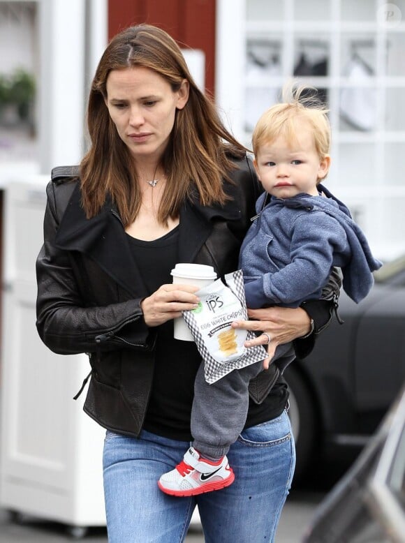 Jennifer Garner et son fils Samuel Affleck quittent le Brentwood Country Mart à Los Angeles, le 6 juin 2013.
