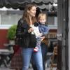 Jennifer Garner et son fils Samuel Affleck quittent le Brentwood Country Mart à Los Angeles, le 6 juin 2013.