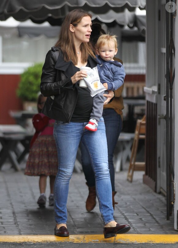 Jennifer Garner et son fils Samuel Affleck quittent le Brentwood Country Mart à Los Angeles, le 6 juin 2013.