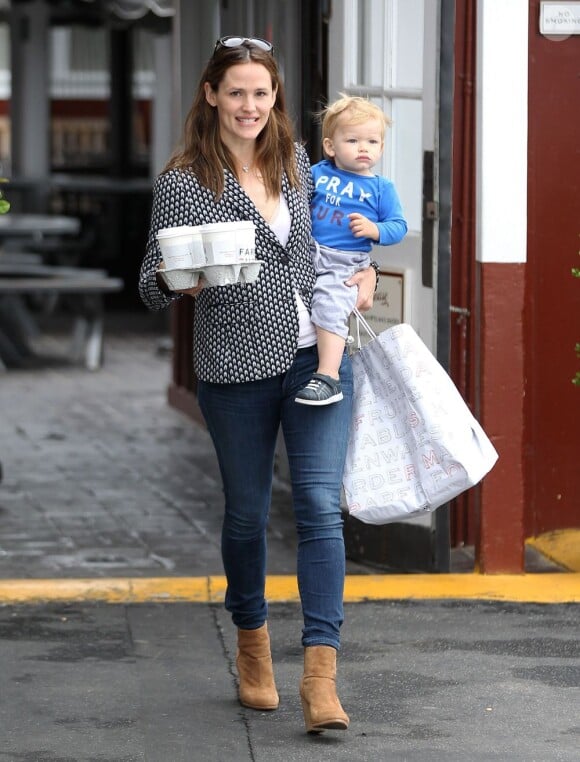 Jennifer Garner et son fils Samuel au Brentwood Country Mart, le 5 juin 2013.