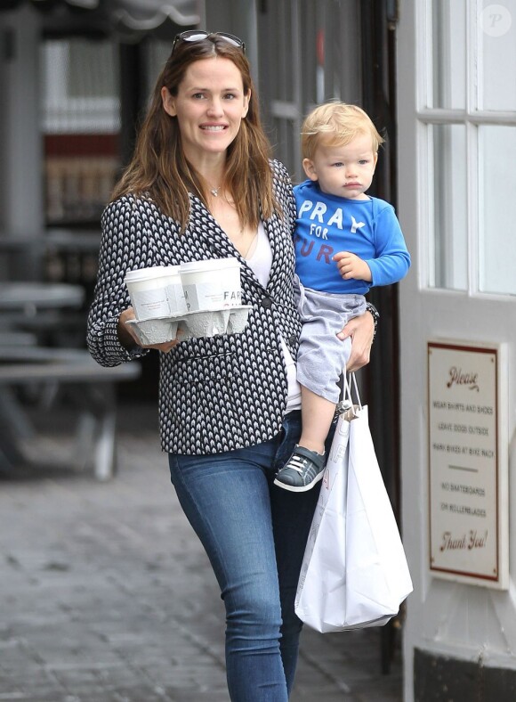 Jennifer Garner et son fils Samuel au Brentwood Country Mart, le 5 juin 2013.