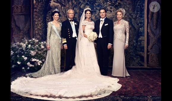 Photo officielle, avec le couple royal et Eva O'Neill, du mariage de la princesse Madeleine de Suède et de Chris O'Neill, le 8 juin 2013 à Stockholm, réalisée devant la librairie Bernadotte au palais royal.