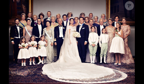 Photo officielle, en famille, du mariage de la princesse Madeleine de Suède et de Chris O'Neill, le 8 juin 2013 à Stockholm, réalisée devant la librairie Bernadotte au palais royal.