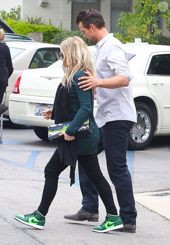 Fergie enceinte et son mari Josh Duhamel sortent de l'église à Brentwood, le 9 juin 2013.