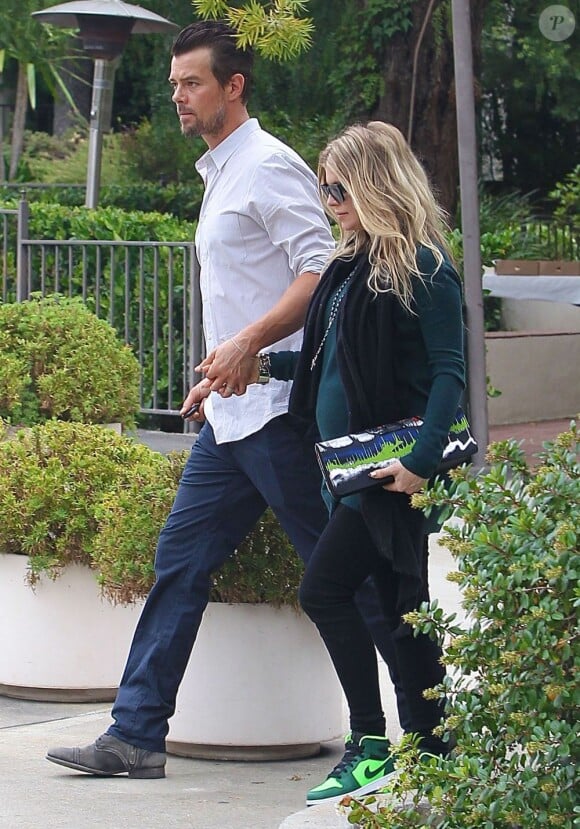 La chanteuse Fergie enceinte et son mari Josh Duhamel sortent de l'église à Brentwood, le 9 juin 2013.
