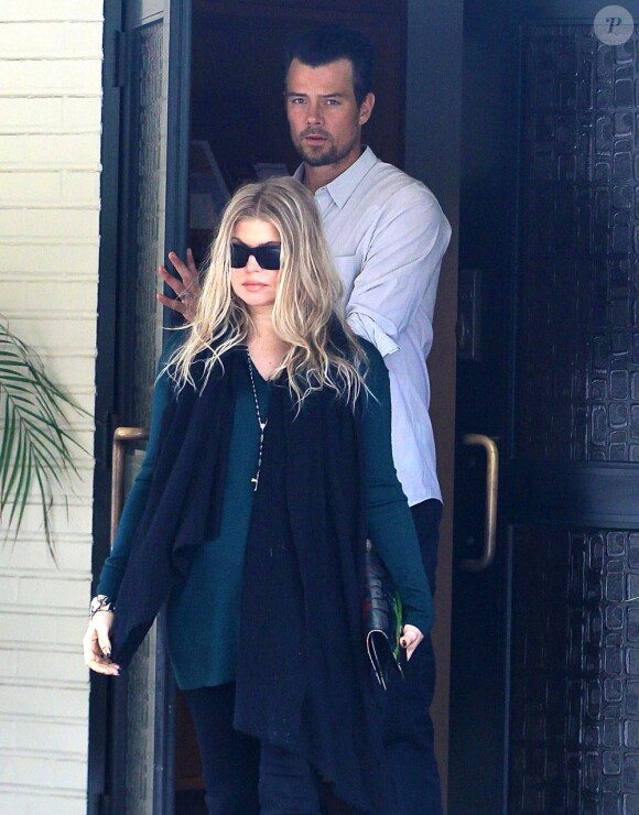 Fergie, enceinte, et son chéri Josh Duhamel sortent de l'église à Brentwood, le 9 juin 2013.