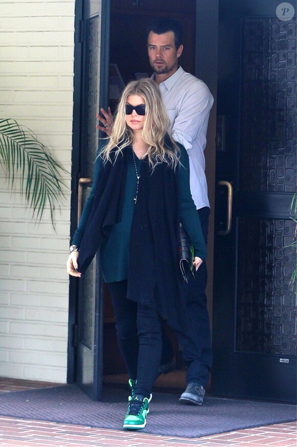 Fergie enceinte et son mari Josh Duhamel sortent de l'église à Brentwood, le 9 juin 2013.