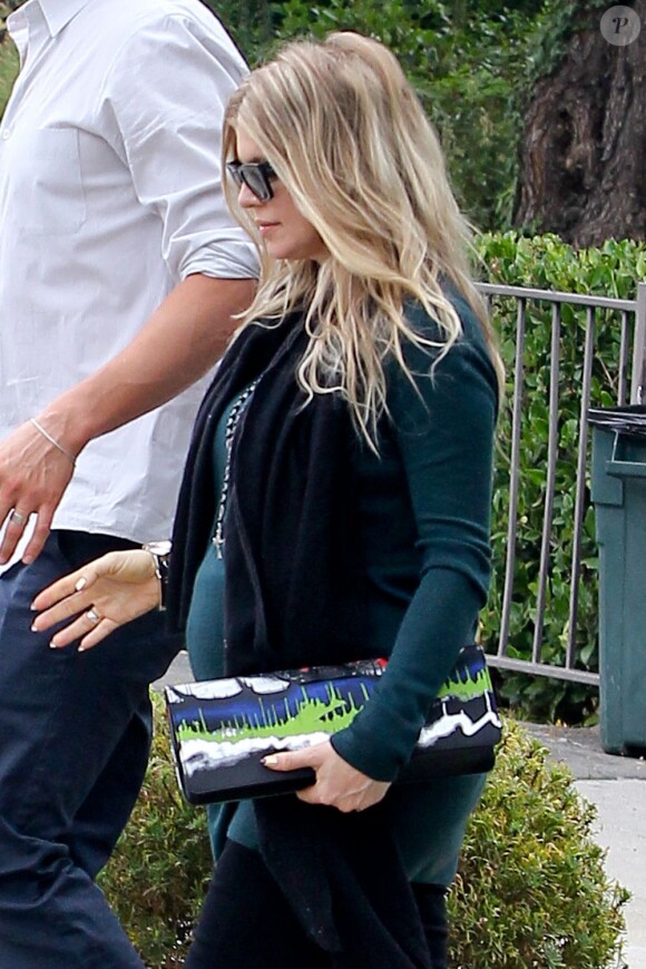 Fergie enceinte et son mari Josh Duhamel sortent de l'église à Brentwood, le 9 juin 2013.