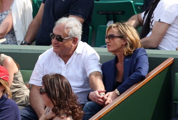 Dominique Strauss-Kahn et sa compagne Myriam L'Aouffir aux Internationaux de France de tennis de Roland-Garros le 8 juin 2013.