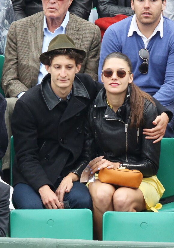 Pierre Niney et sa compagne Natasha Andrews à Roland-Garros le 9 juin 2013 lors des Internationaux de France