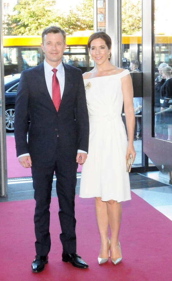 La princesse Mary de Danemark accompagnait son époux le prince Frederik lors de l'inauguration de la Maison de l'Industrie à Copenhague le 10 juin 2013