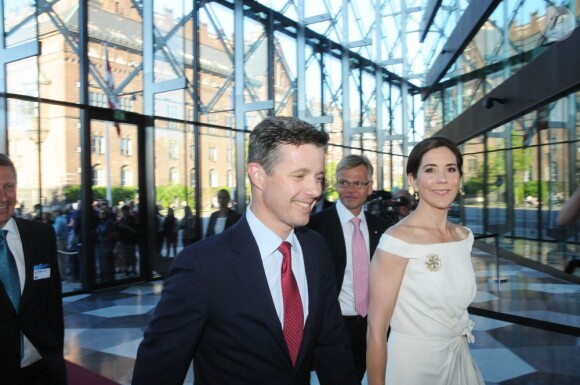 La princesse Mary accompagnait son époux le prince Frederik lors de l'inauguration de la Maison de l'Industrie à Copenhague le 10 juin 2013