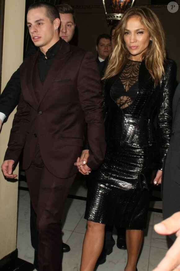 Jennifer Lopez et son petit ami Casper Smart à la sortie de leur hôtel à Londres, le 1er juin 2013.