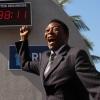 Le légendaire Pelé inaugure une horloge à Copacabana au Brésil pour lancer le compte à rebours du Mondial 2014, le 12 juin 2013.