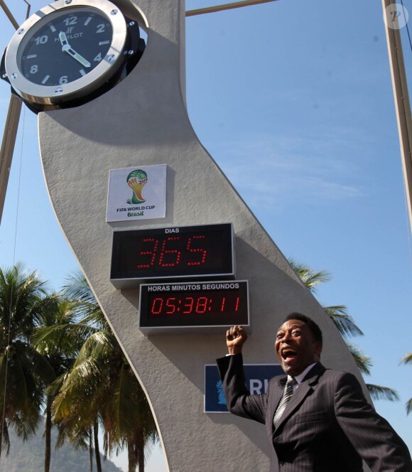 Le légendaire Pelé inaugure une horloge à Copacabana au Brésil pour lancer le compte à rebours du Mondial 2014, le 12 juin 2013.
