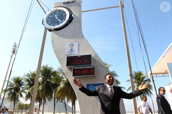 La légende Pelé inaugure une horloge à Copacabana au Brésil pour lancer le compte à rebours du Mondial 2014, le 12 juin 2013.