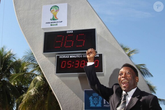 Pelé inaugure une horloge à Copacabana au Brésil pour lancer le compte à rebours du Mondial 2014, le 12 juin 2013.