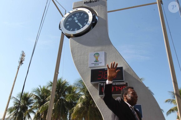 Pelé inaugure une horloge à Copacabana au sud de Rio pour lancer le compte à rebours du Mondial 2014, le 12 juin 2013.