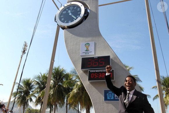 Pelé inaugure une horloge à Copacabana pour lancer le compte à rebours du Mondial 2014, le 12 juin 2013.