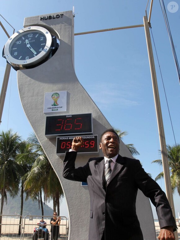 Pelé inaugure une horloge à Copacabana à Rio pour lancer le compte à rebours du Mondial 2014, le 12 juin 2013.