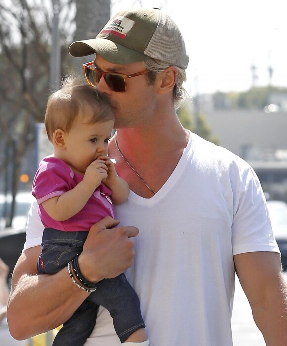 Chris Hemsworth et sa fille India Rose à Santa Monica en Californie le 23 mars 2013