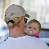 La petite India Rose, dans les bras de son père Chris Hemsworth à Santa Monica en Californie le 23 mars 2013