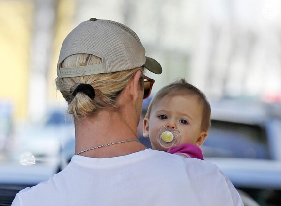 La petite India Rose, dans les bras de son père Chris Hemsworth à Santa Monica en Californie le 23 mars 2013
