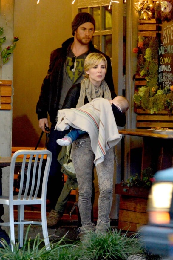 Chris Hemsworth et Elsa Pataky avec leur fille India le 29 décembre 2012 à Santa Monica
