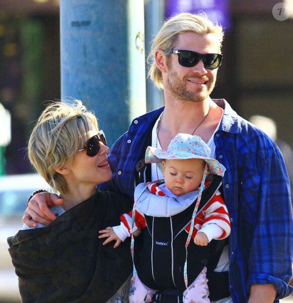 Elsa Pataky et Chris Hemsworth se promènent avec leur fille le 27 décembre 2012 à Los Angeles