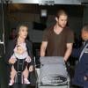 Chris Hemsworth et sa femme Elsa Pataky, ainsi que leur fille India, le 23 décembre 2012 à l'aéroport de Los Angeles