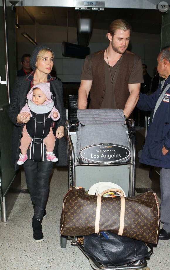 Chris Hemsworth et sa femme Elsa Pataky, ainsi que leur fille India, le 23 décembre 2012 à l'aéroport de Los Angeles
