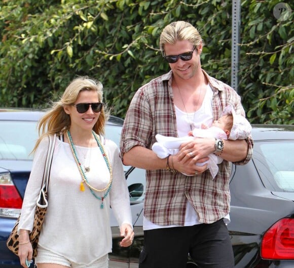 Chris Hemsworth avec sa femme Elsa Pataky et leur fille India le 22 juillet 2012 à Los Angeles