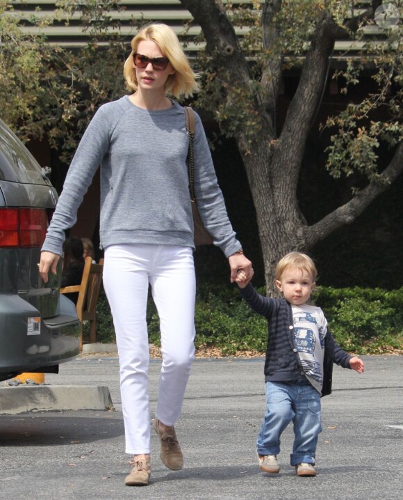 January Jones avec son fils Xander à Pasadena le 25 mars 2013