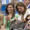 Pippa Middleton, avec 900 euros de Cashmere by Tania sur le dos, regardait le 13 juin 2013 avec sa mère Carole la fin du match Andy Murray - Nicolas Mahut, lors du tournoi du Queen's, à Londres.