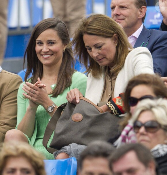 Pippa Middleton, avec 900 euros de Cashmere by Tania sur le dos, regardait le 13 juin 2013 avec sa mère Carole la fin du match Andy Murray - Nicolas Mahut, lors du tournoi du Queen's, à Londres.