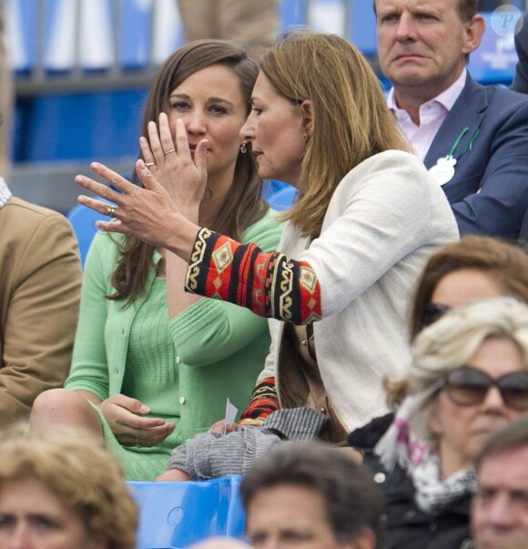 Pippa Middleton, avec 900 euros de Cashmere by Tania sur le dos, assistait le 13 juin 2013 avec sa mère Carole au match Andy Murray - Nicolas Mahut, lors du tournoi du Queen's, à Londres.