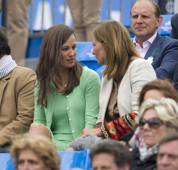 Pippa Middleton, avec 900 euros de Cashmere by Tania sur le dos, assistait le 13 juin 2013 avec sa mère Carole au match Andy Murray - Nicolas Mahut, lors du tournoi du Queen's, à Londres.