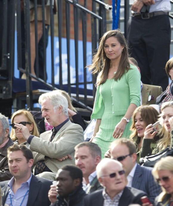 Pippa Middleton, avec 900 euros de Cashmere by Tania sur le dos, assistait le 13 juin 2013 à la fin du match Andy Murray - Nicolas Mahut, lors du tournoi du Queen's, à Londres.