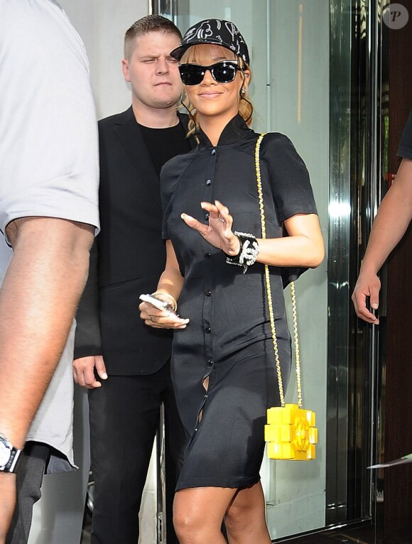 Rihanna à Londres, à la sortie de son hôtel, le vendredi 14 juin 2013.