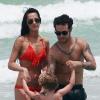 Exclusif - Pete Wentz profite d'une belle journée ensoleillée avec son fils Bronx et sa petite amie Meagan Camper sur une plage a Miami, le 6 juin 2013.
