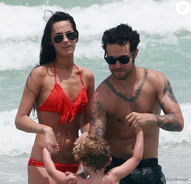 Exclusif - Pete Wentz profite d'une belle journée ensoleillée avec son fils Bronx et sa petite amie Meagan Camper sur une plage a Miami, le 6 juin 2013.