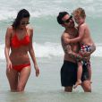 Exclusif - Le chanteur Pete Wentz profite d'une belle journée ensoleillée avec son fils Bronx et sa petite amie Meagan Camper sur une plage a Miami, le 6 juin 2013.
