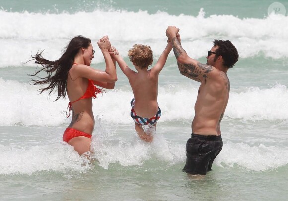 Exclusif - Pete Wentz profite d'une belle journée ensoleillée avec son fils Bronx et sa petite amie Meagan Camper sur une plage a Miami, le 6 juin 2013.